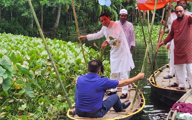 রায়পুরে নদীতে নেমে কচুরিপানা অপসারণ করলেন এমপি