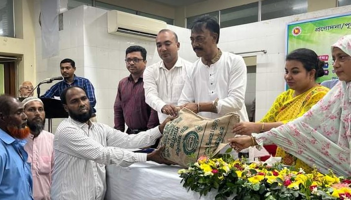 নোয়াখালী সদরে কৃষকদের মাঝে বিনামূল্যে বীজ ও সার বিতরণ