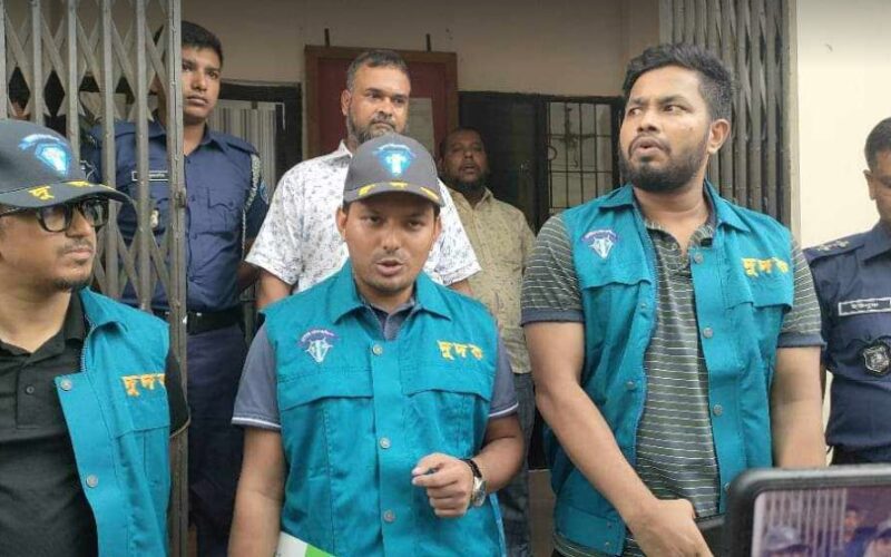 মুল ফটকে তালা দিয়ে রামগঞ্জে সাব রেজিষ্টারের কার্যালয়ে দুদকের আভিযান