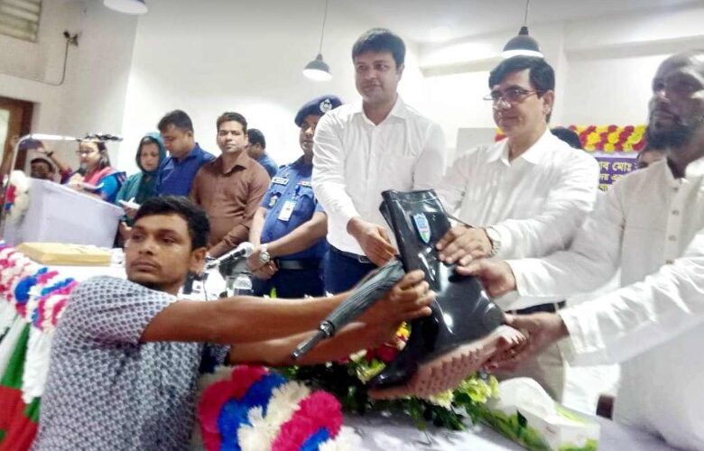 চরভদ্রাসনের চরাঞ্চলের কৃষকদের মাঝে গামবুট বিতরণ