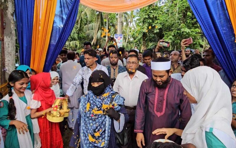 রামগঞ্জে শিক্ষিকা’কে রাজকীয় বিদায় সংবর্ধনা