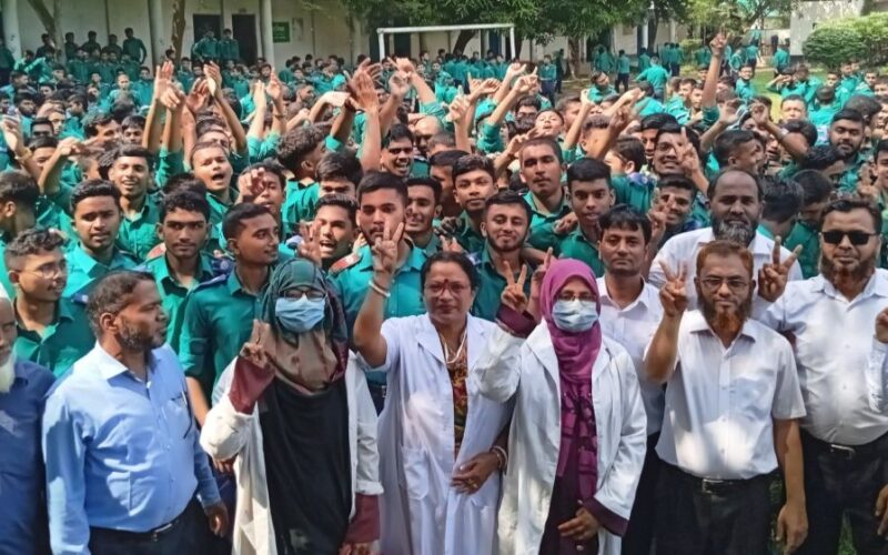 আবারও বোর্ড সেরা ফল সোনার বাংলা কলেজের