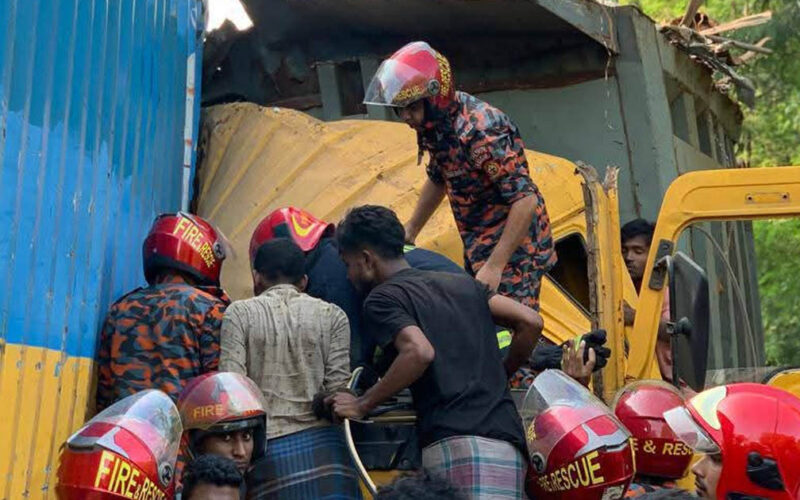 সীতাকুণ্ডে দুই সড়ক দুর্ঘটনায় নিহত ১, আহত ১