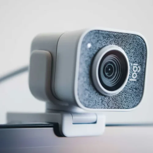 ওয়েবক্যাম ব্যবহারে সতর্ক থাকুন কিছু সহজ উপায়ে