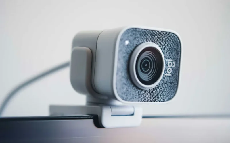 ওয়েবক্যাম ব্যবহারে সতর্ক থাকুন কিছু সহজ উপায়ে