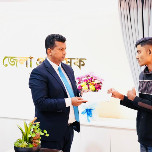 বিধবা রাজিয়ার পাশে চট্টগ্রামের ডিসি