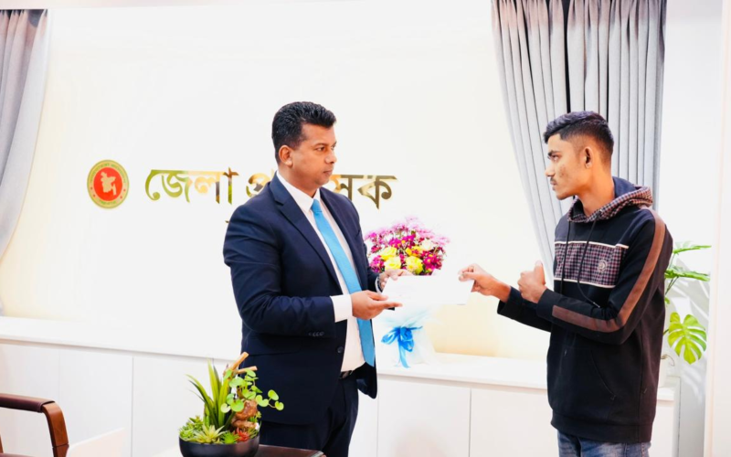 বিধবা রাজিয়ার পাশে চট্টগ্রামের ডিসি
