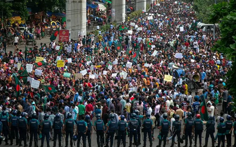 জুলাইয়ে শিক্ষার্থীদের দমনে অর্থ জোগানদাতার শাস্তির দাবিতে মানববন্ধন