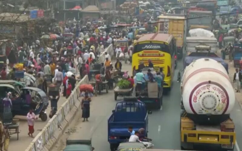 ঈদ যাত্রায় ঢাকা-চট্টগ্রাম মহাসড়কে গাড়ির চাপ