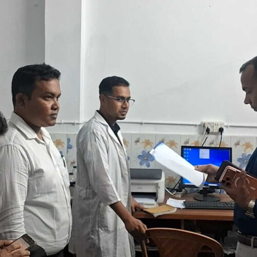 ক্লিনিকে ইজিবাইকের লাইট জ্বালিয়ে অপারেশন!